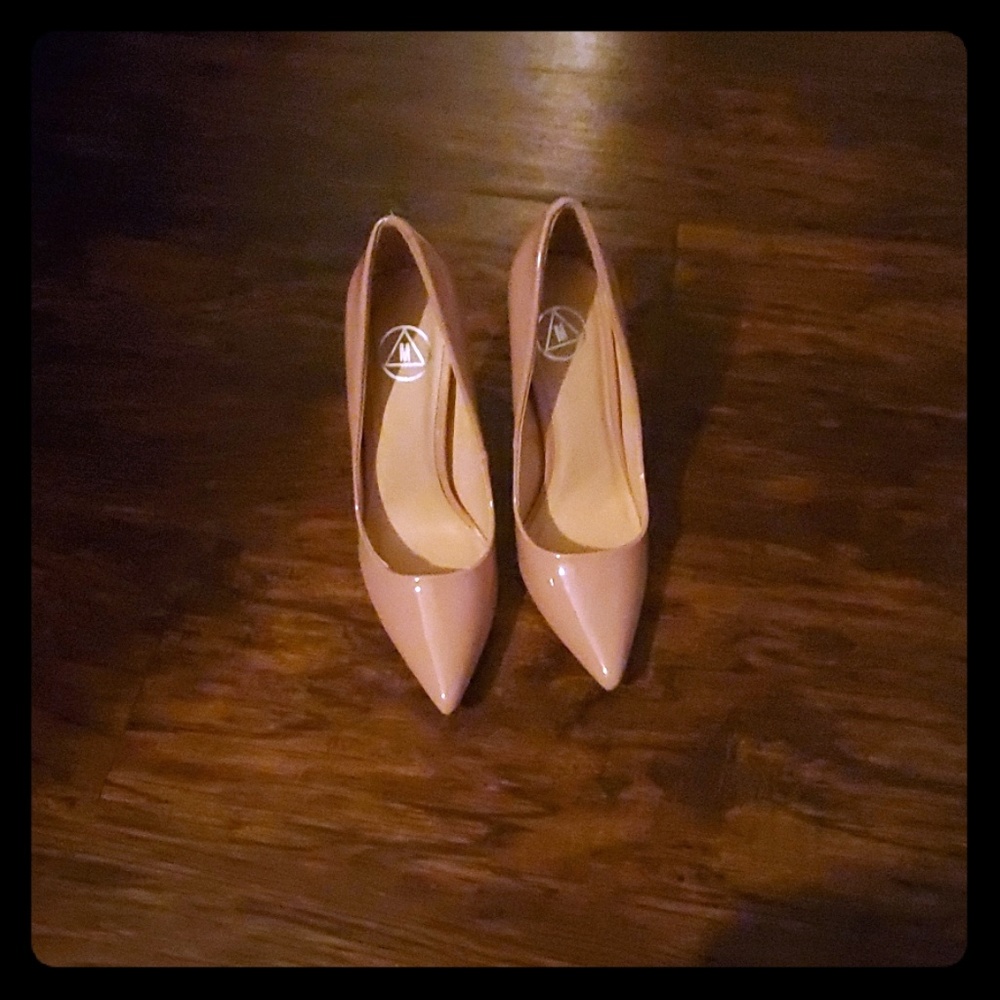 Nude pumps
